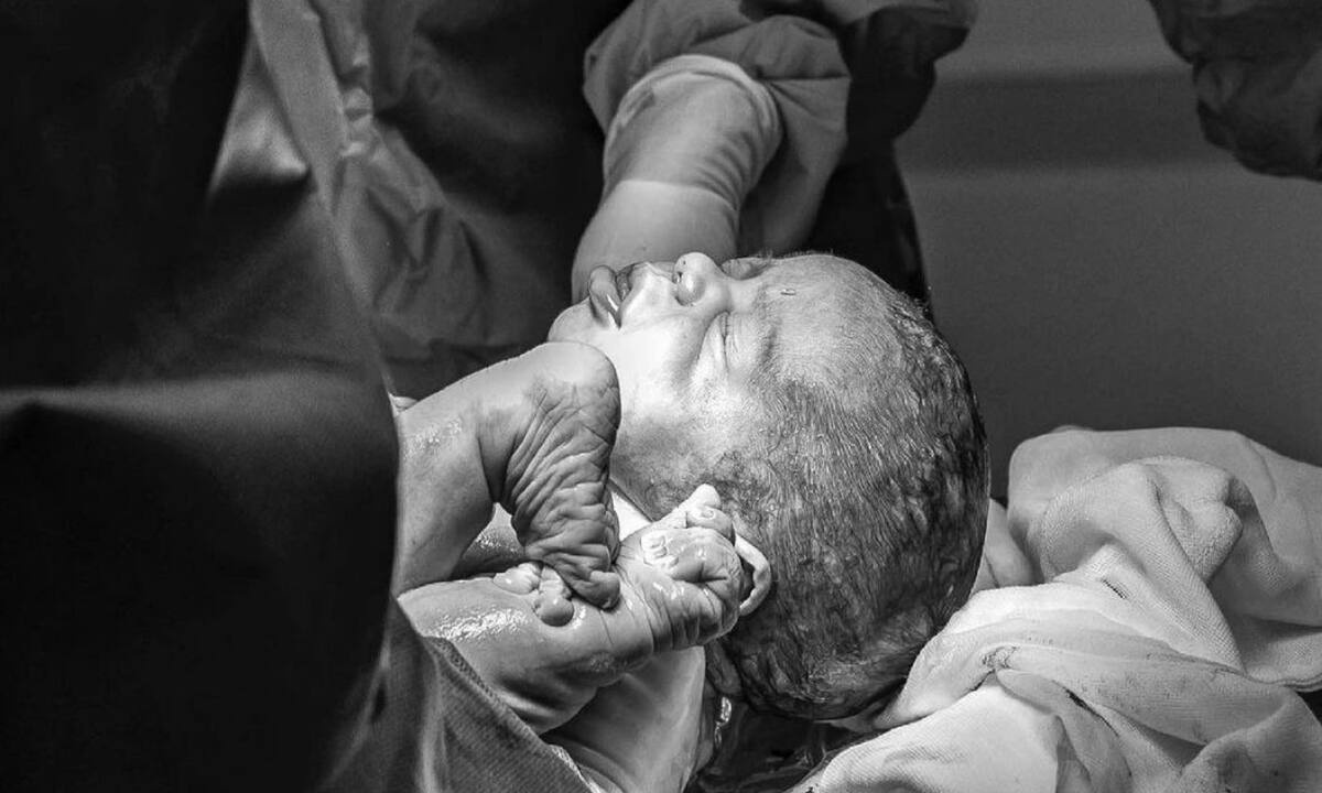 Ασπρόμαυρες φωτογραφίες τοκετού από μία βραβευμένη φωτογράφο