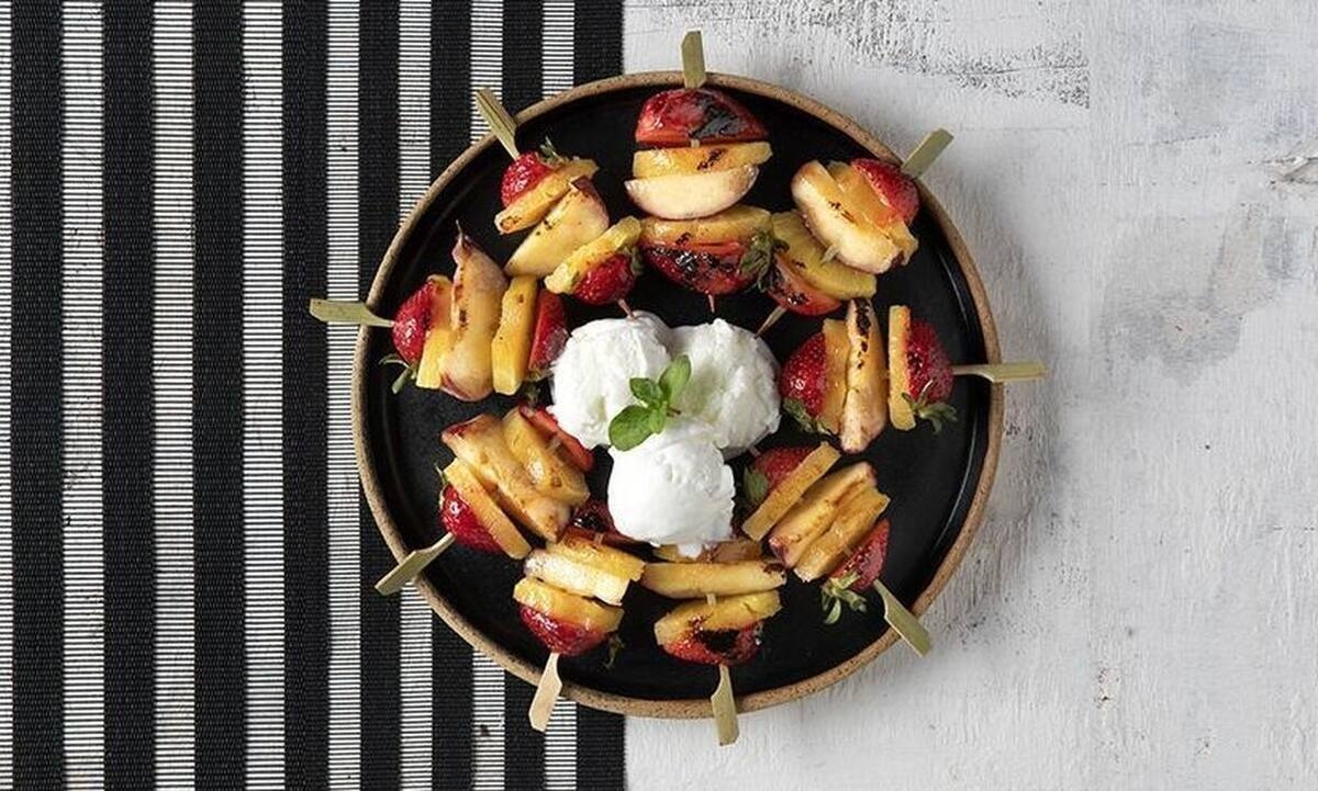 Φρουτοξυλάκια με απίθανο σπιτικό παγωτό βανίλια από τον Άκη Πετρετζίκη!