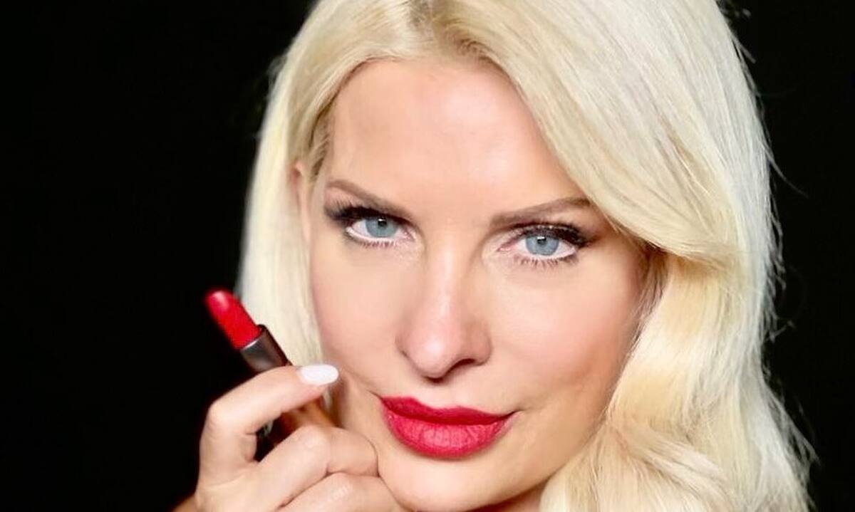 Η Ελένη Μενεγάκη με σορτσάκι στην Άνδρο εντυπωσιάζει με τις αναλογίες της!