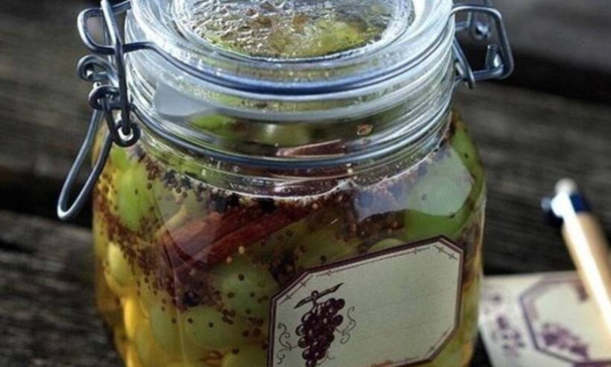 Σταφύλια τουρσί με κανέλα και πιπέρι από τον Άκη Πετρετζίκη
