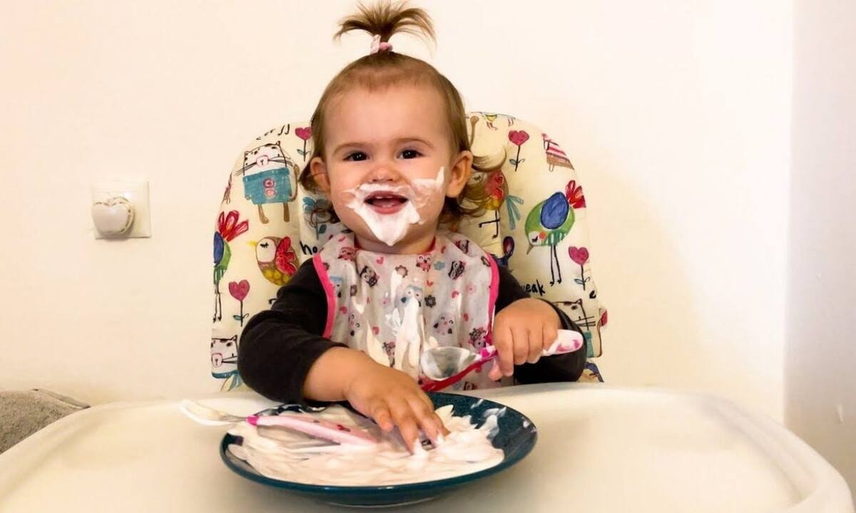 Απολαυστικό βίντεο: Μωρό προσπαθεί να φάει μόνο του γιαούρτι