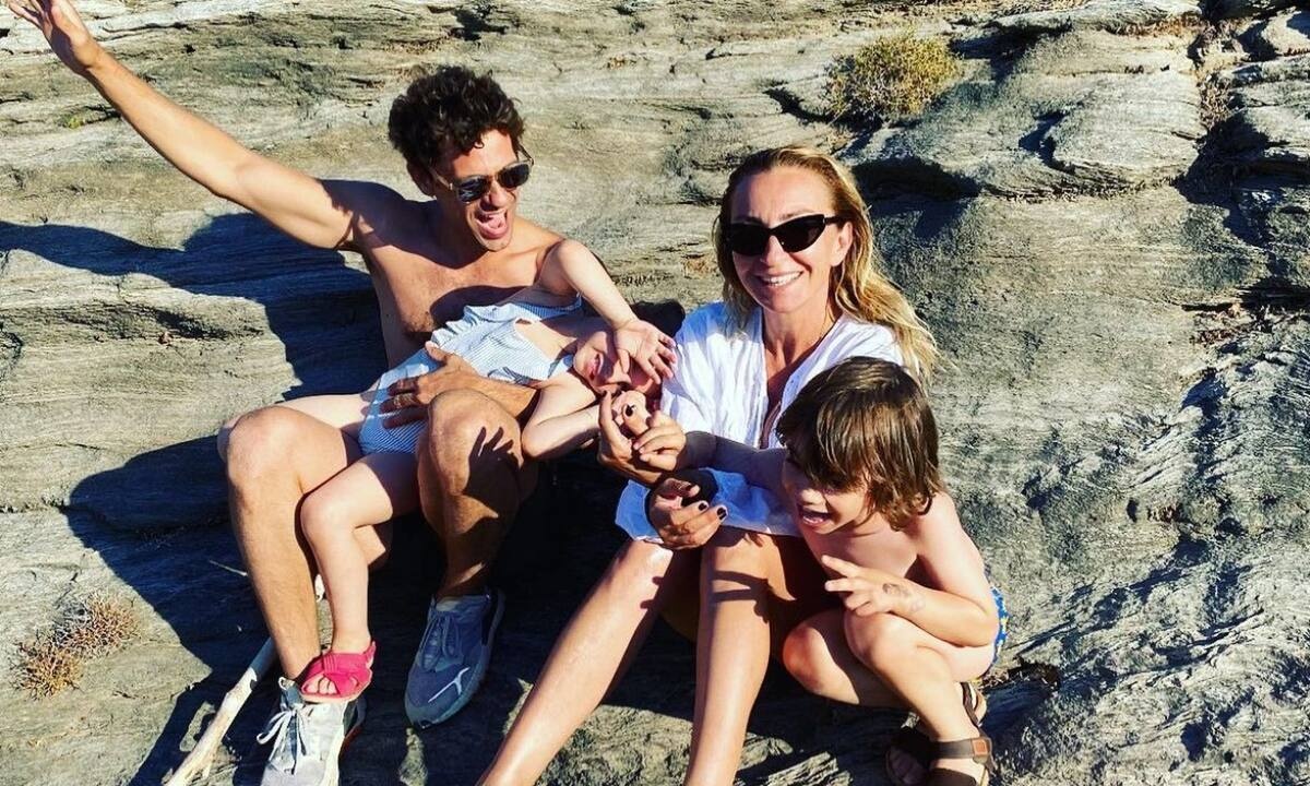 Ρούλα Ρέβη: Η τρυφερή φωτογραφία με τα δίδυμα να κοιμούνται