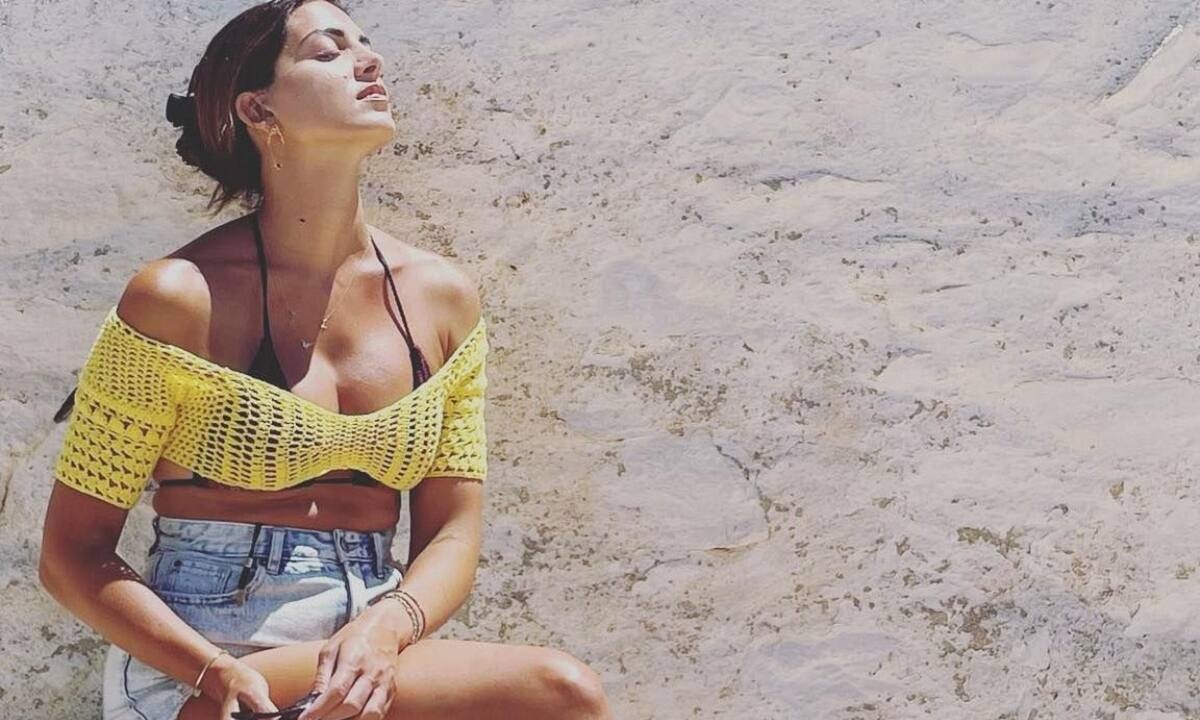 Τα δίμετρα πόδια της Σταματίνας Τσιμτσιλή με σορτσάκι φαίνονται τρίμετρα - Αυτά τα σχέδια επιλέγει