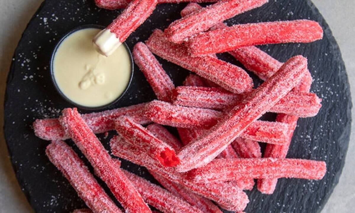 Red velvet churros από τον Άκη Πετρετζίκη