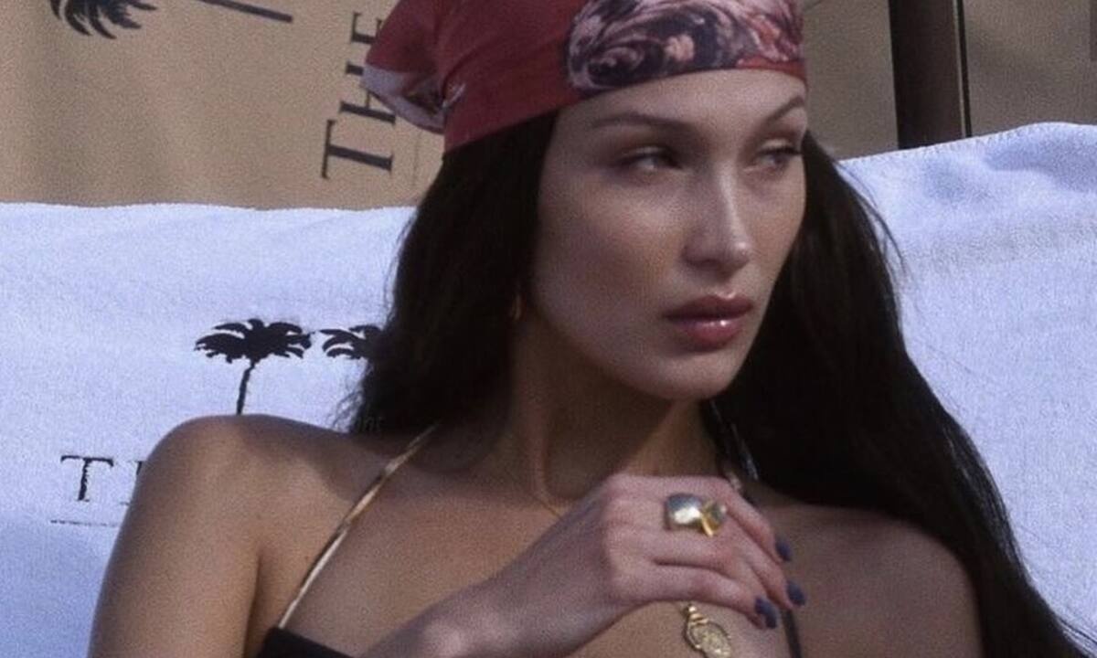 Πώς θα φορέσεις στα μαλλιά σου το απόλυτο αξεσουάρ του καλοκαιριού