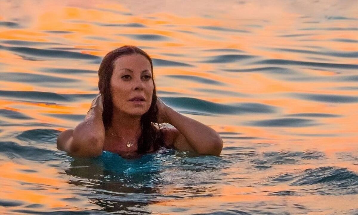 Άντζελα Δημητρίου: Ποζάρει με μαγιό στα 67 της χρόνια - Θα εντυπωσιαστείτε με τις αναλογίες της!