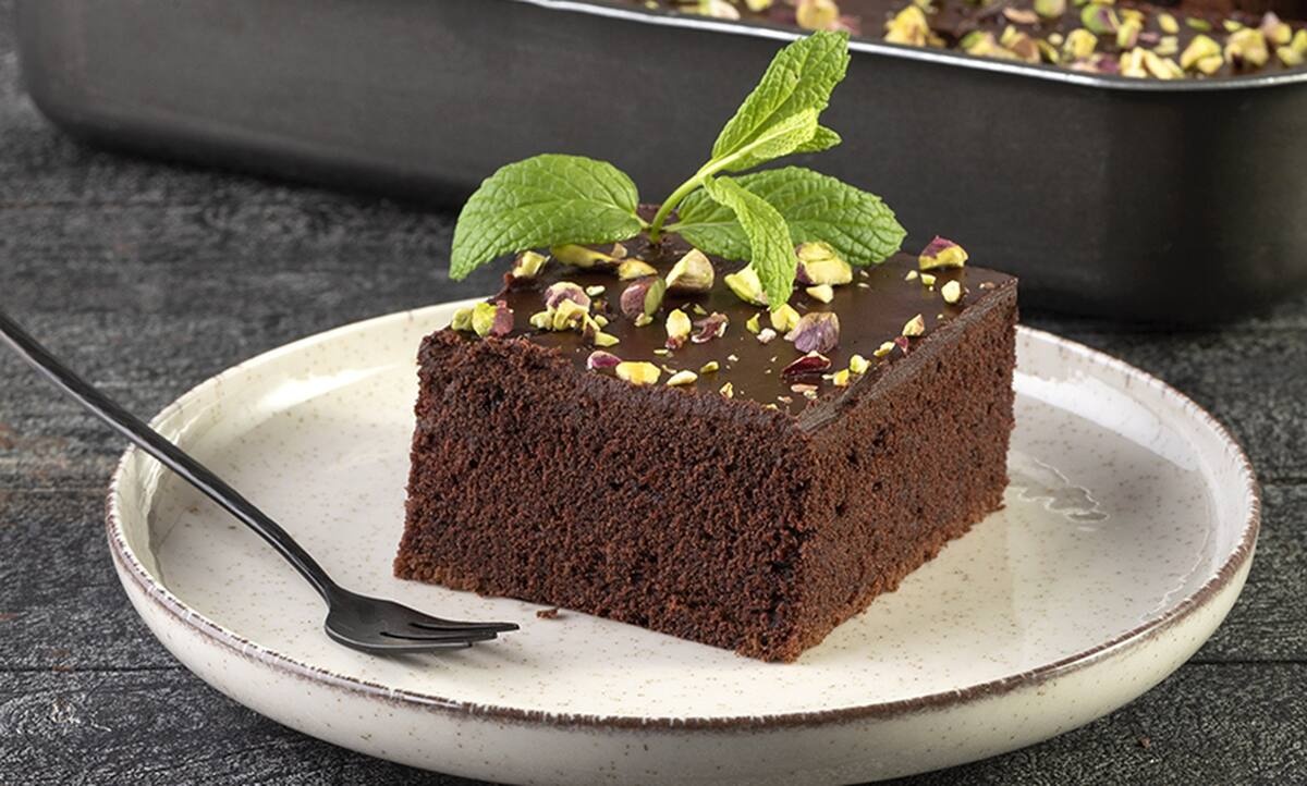 Κέικ σοκολάτας με γλάσο καραμέλας από τον Άκη Πετρετζίκη