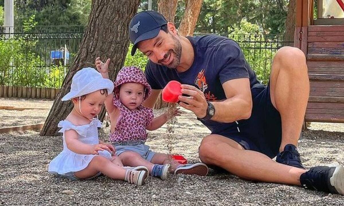 Οι δίδυμες κόρες του Σάκη Τανιμανίδη είπαν τη λέξη που περίμενε πώς και πώς