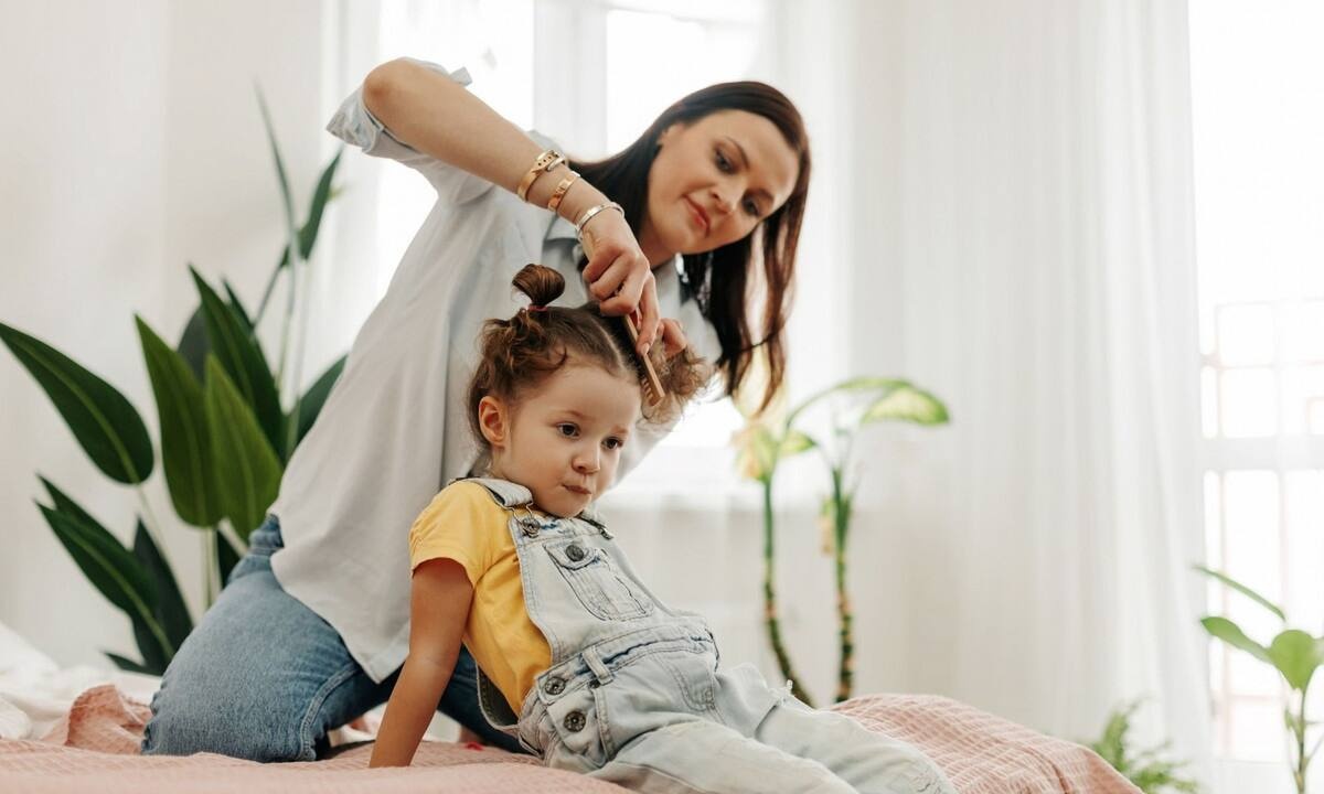 Nα γιατί πρέπει να πλένουμε τις βούρτσες μαλλιών μας
