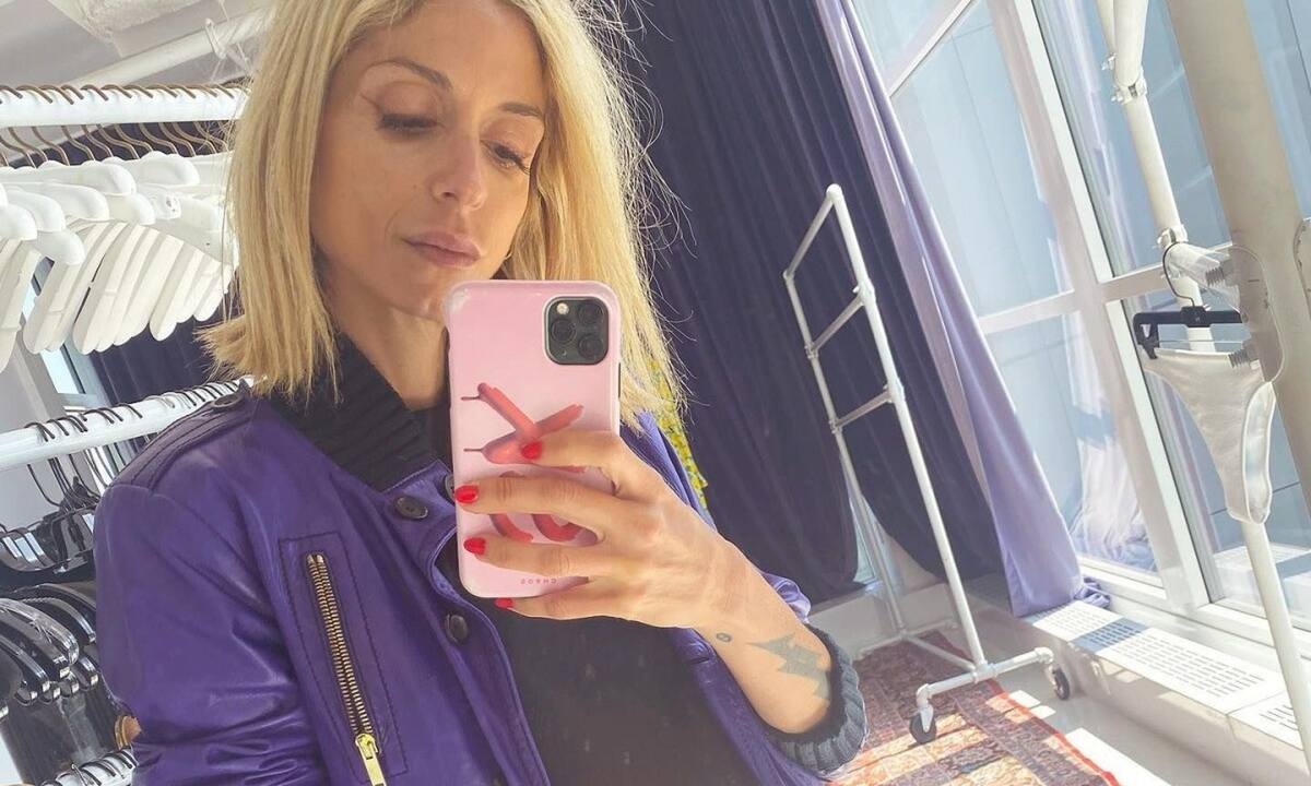 Η Σοφία Καρβέλα μας συστήνει τον νέο ευτυχισμένο εαυτό της και στέλνει μήνυμα