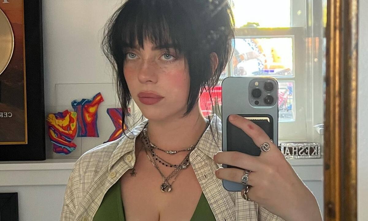 Η Billie Eilish ποζάρει όπως δεν την έχουμε ξαναδεί