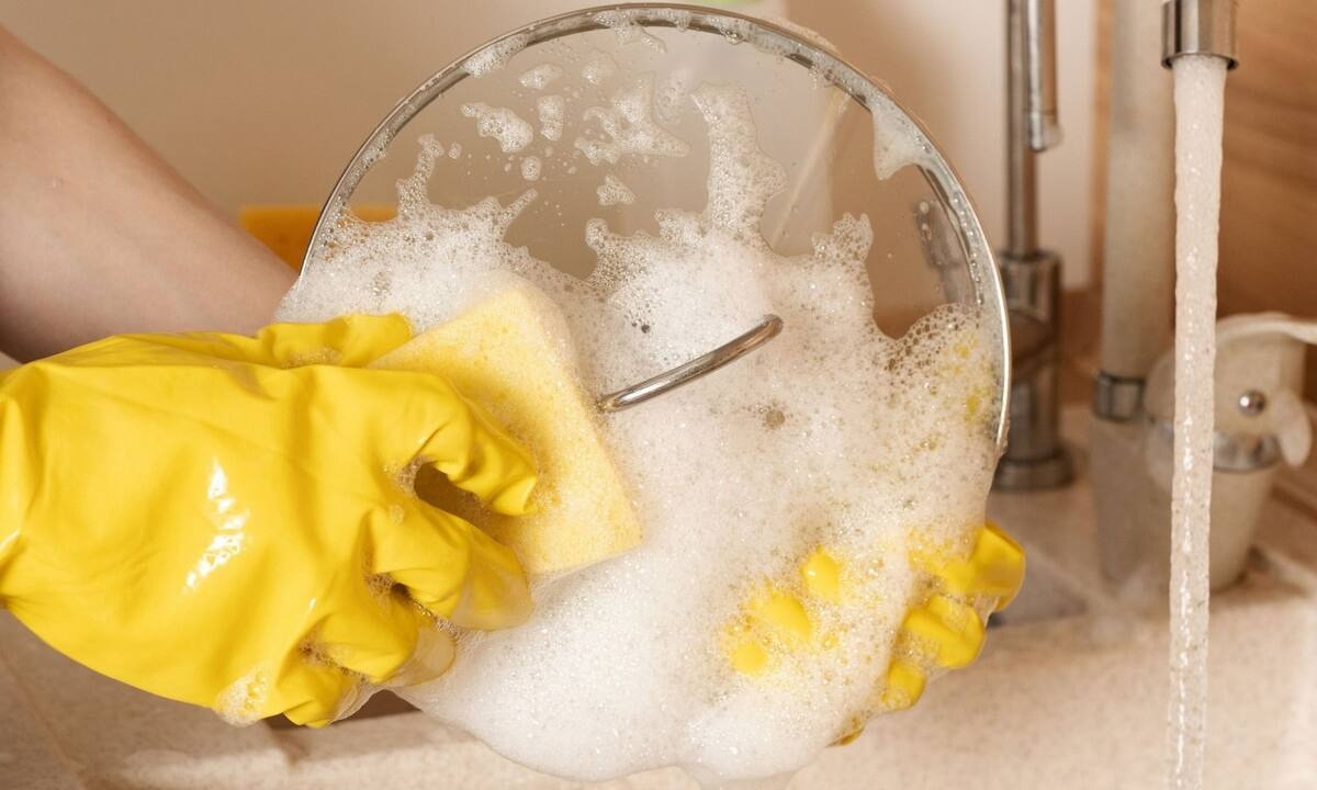 Τι να μην κάνετε όταν πλένετε τα πιάτα