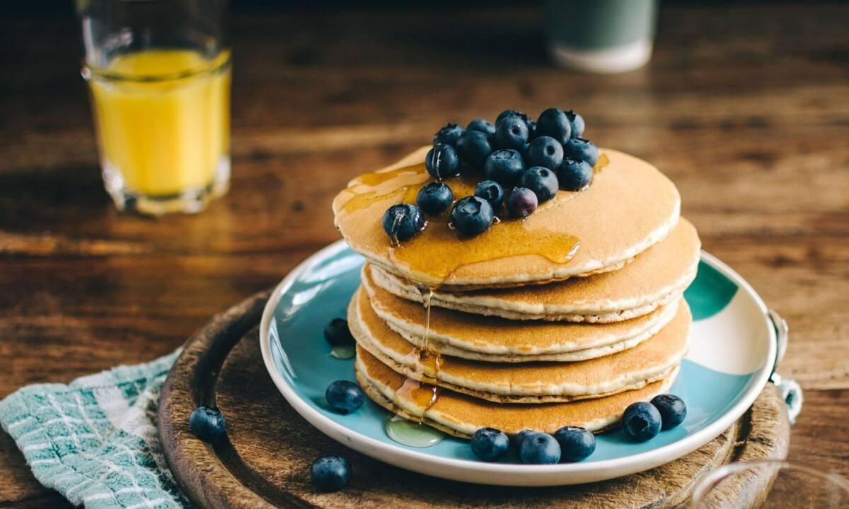 Συνταγή για τα κλασσικά pancakes με τρία μόνο υλικά
