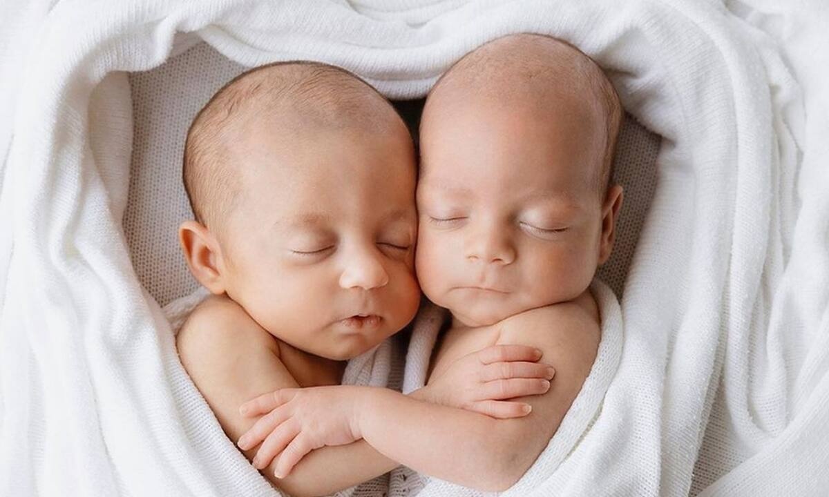 Αυτές οι φωτογραφίες νεογέννητων διδύμων είναι πολύ ιδιαίτερες
