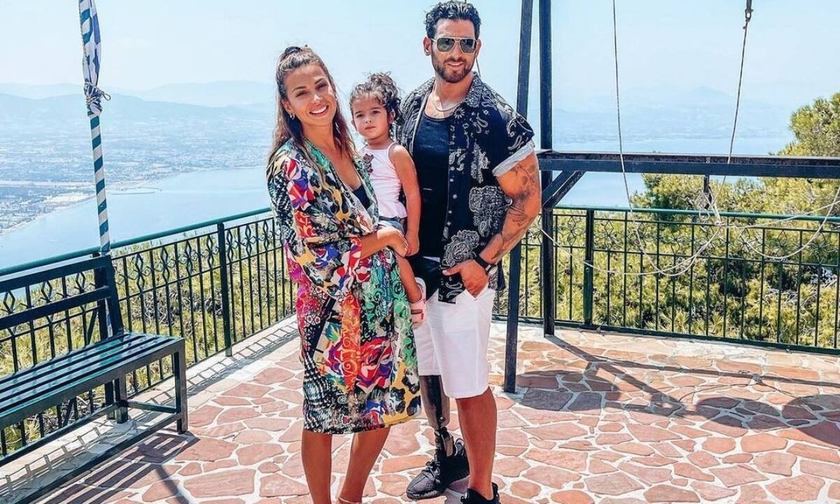 Eτεοκλής Παύλου: H Μελίτα τον έθαψε στην άμμο – Απολαυστικά στιγμιότυπα