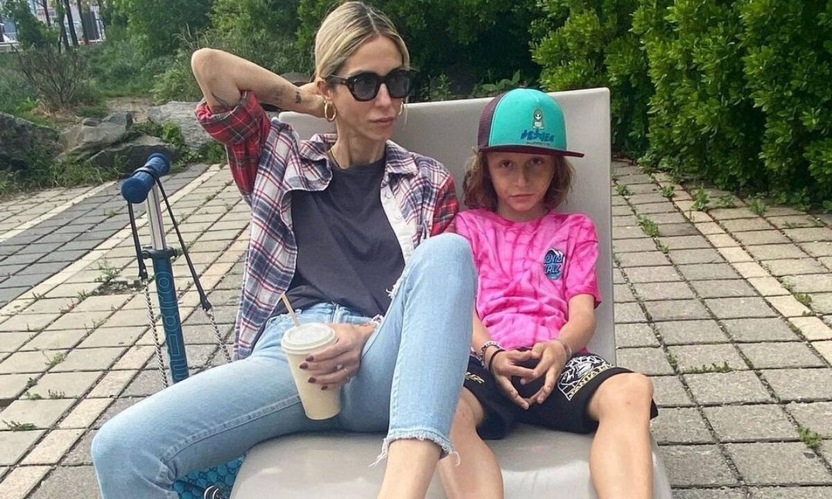 Σοφία Καρβέλα: Με τα παιδιά της και την Άννα Βίσση στη Σκιάθο