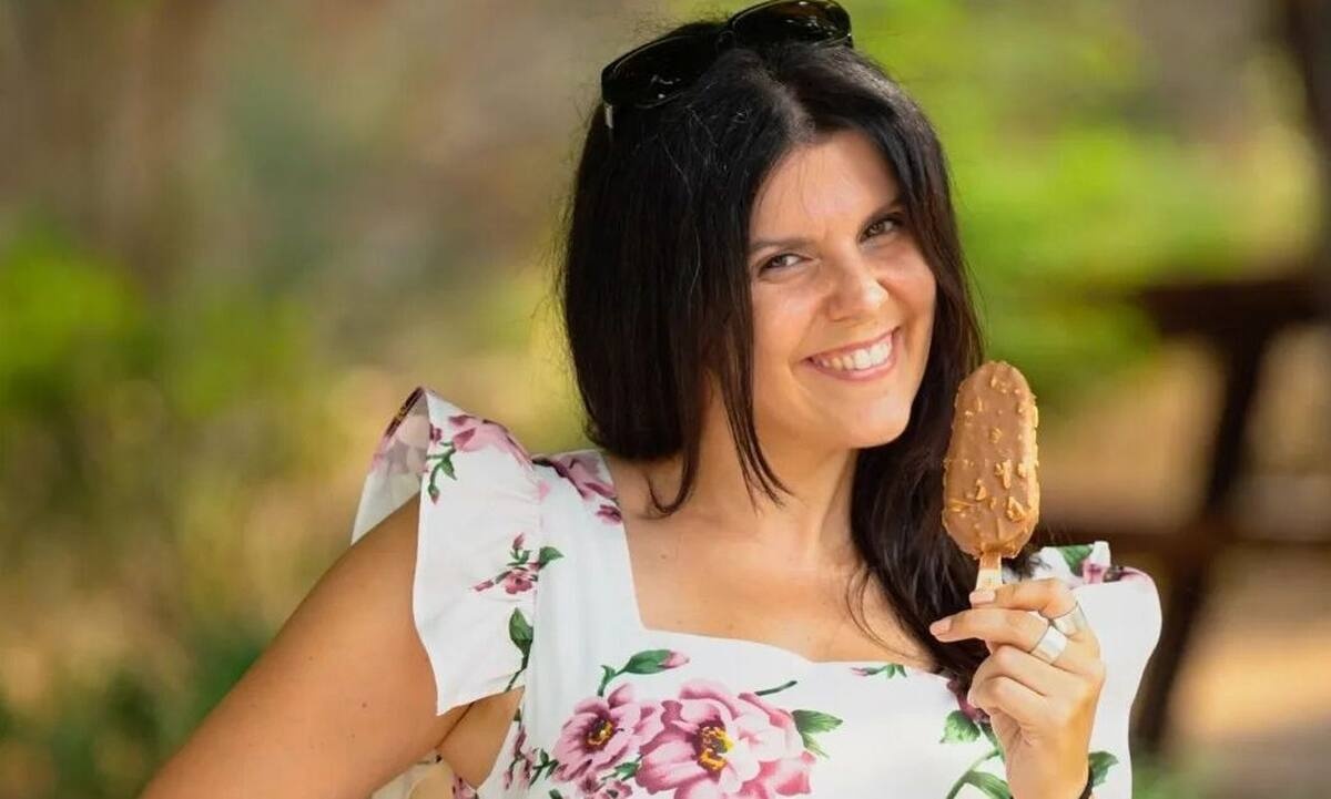 Η Ηλέκτρα Αστέρη φωτογραφίζεται με μαγιό και δε φοβάται να δείξει τις ατέλειές της