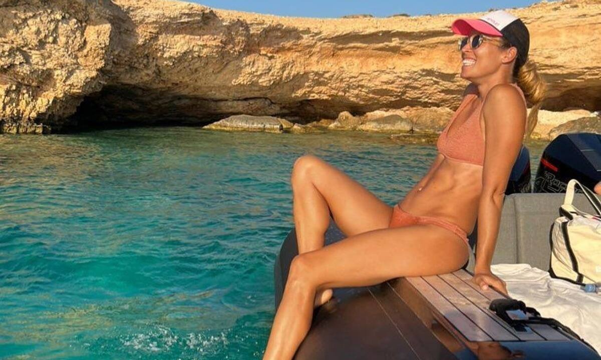 Η Μαριέττα Χρουσαλά ποζάρει με μαγιό και αποθεώνεται