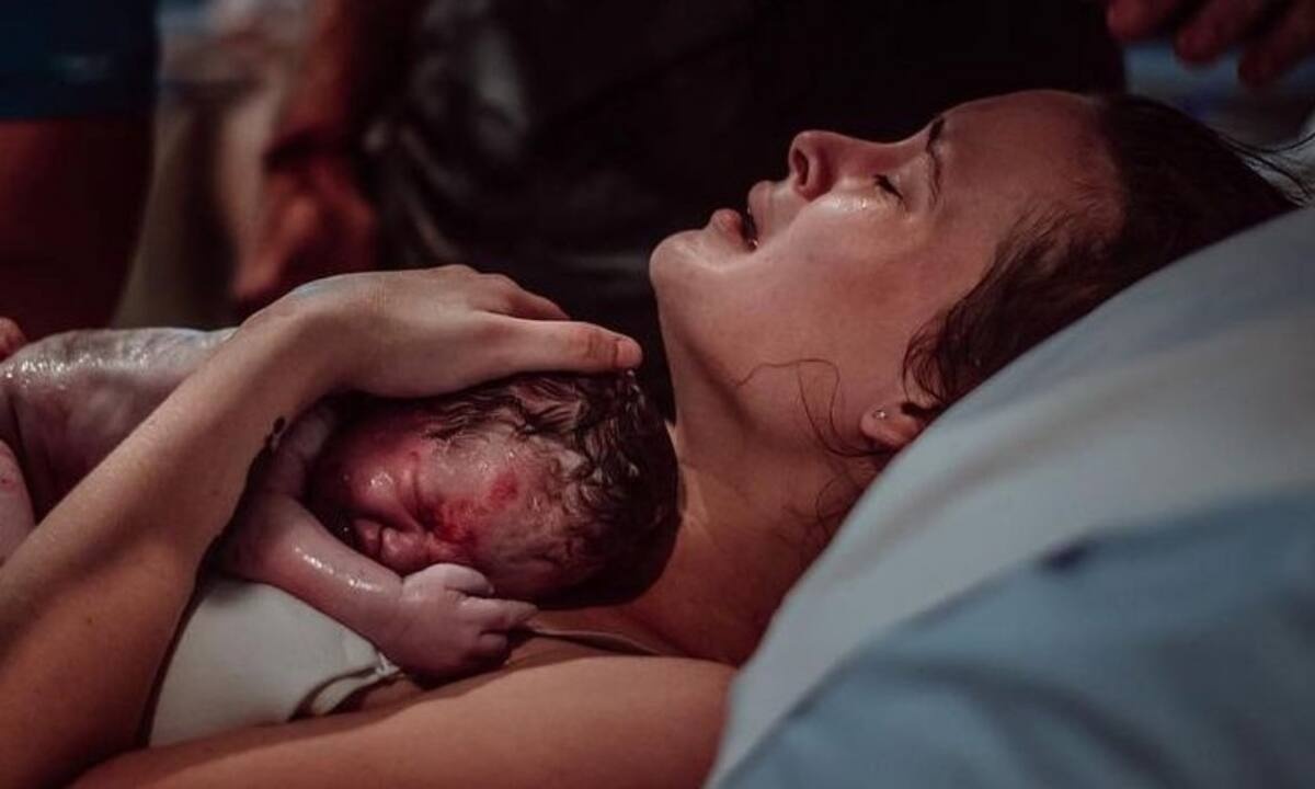 Δέκα φωτογραφίες τοκετού από μία βραβευμένη φωτογράφο