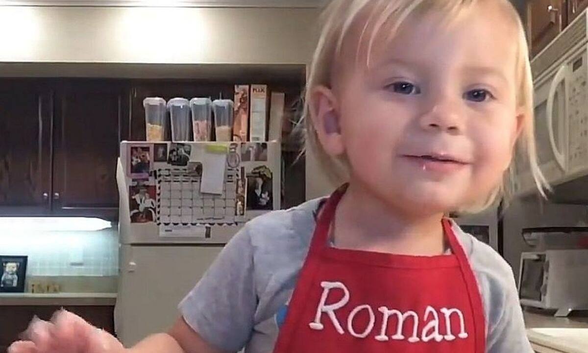 Δίχρονο αγοράκι φτιάχνει λαζάνια και «τρελαίνει» το διαδίκτυο