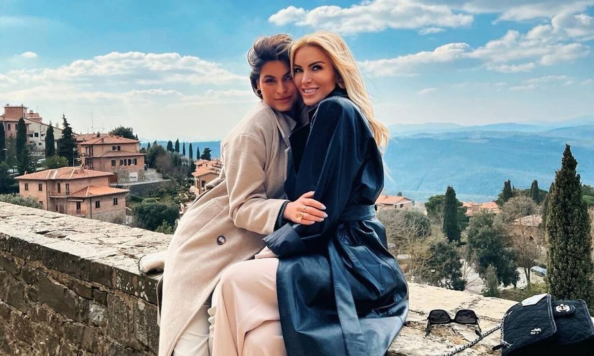 Το τσιφτετέλι της Δανάης Παππά και της Καινούργιου σε beach bar στην Πάρο