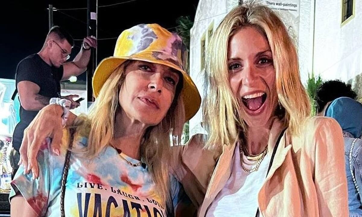 Σοφία Καρβέλα και Άννα Βίσση στη Σαντορίνη - Το φιλί που κανείς δεν περίμενε