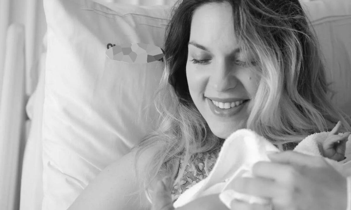 Μαντώ Γαστεράτου: Ο γιος της έβγαλε βραδινή βόλτα τη νεογέννητη αδελφή του