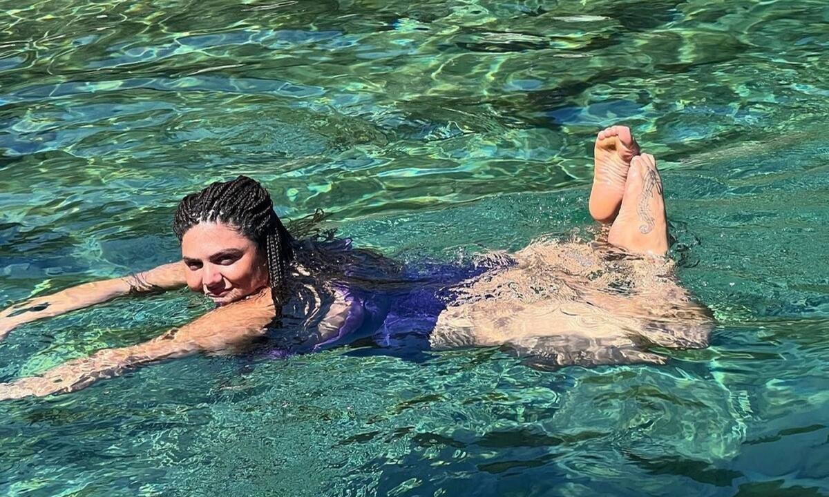 Η Δανάη Μπάρκα ποζάρει με μαγιό και στέλνει νέα «ηχηρά» μηνύματα - Το άλμπουμ των διακοπών της