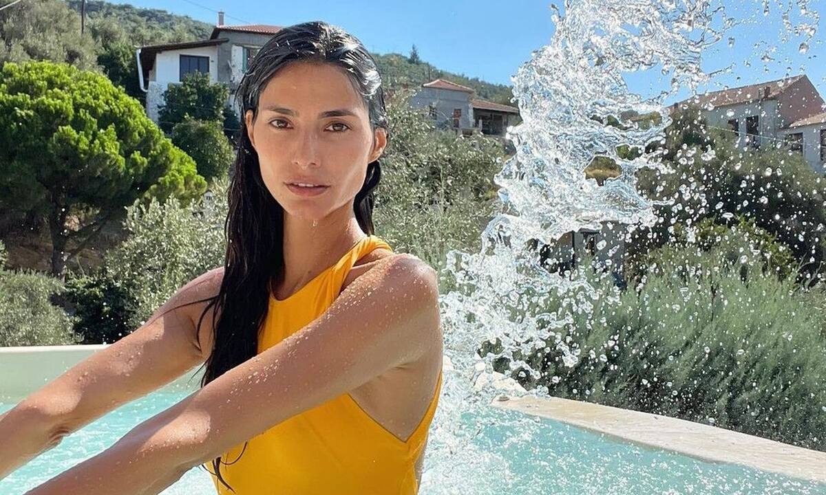 Η Ηλιάνα Παπαγεωργίου ποζάρει με μικροσκοπικό μπικίνι και… αναστατώνει!