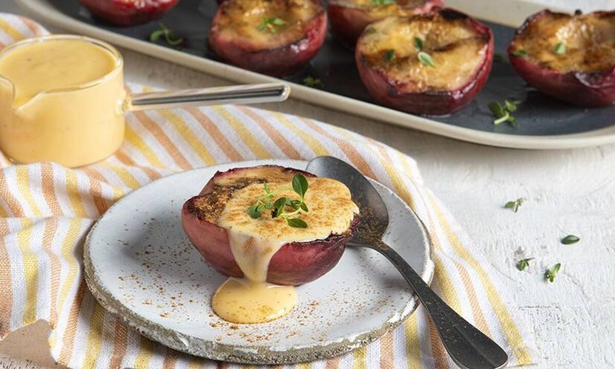 Ψητά ροδάκινα με κρέμα anglaise από τον Άκη Πετρετζίκη