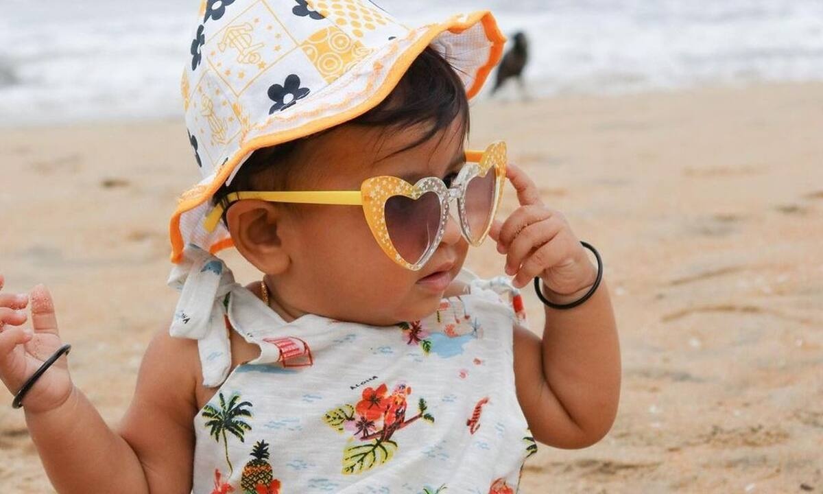 Γονείς φωτογραφίζουν τα παιδιά τους στη θάλασσα