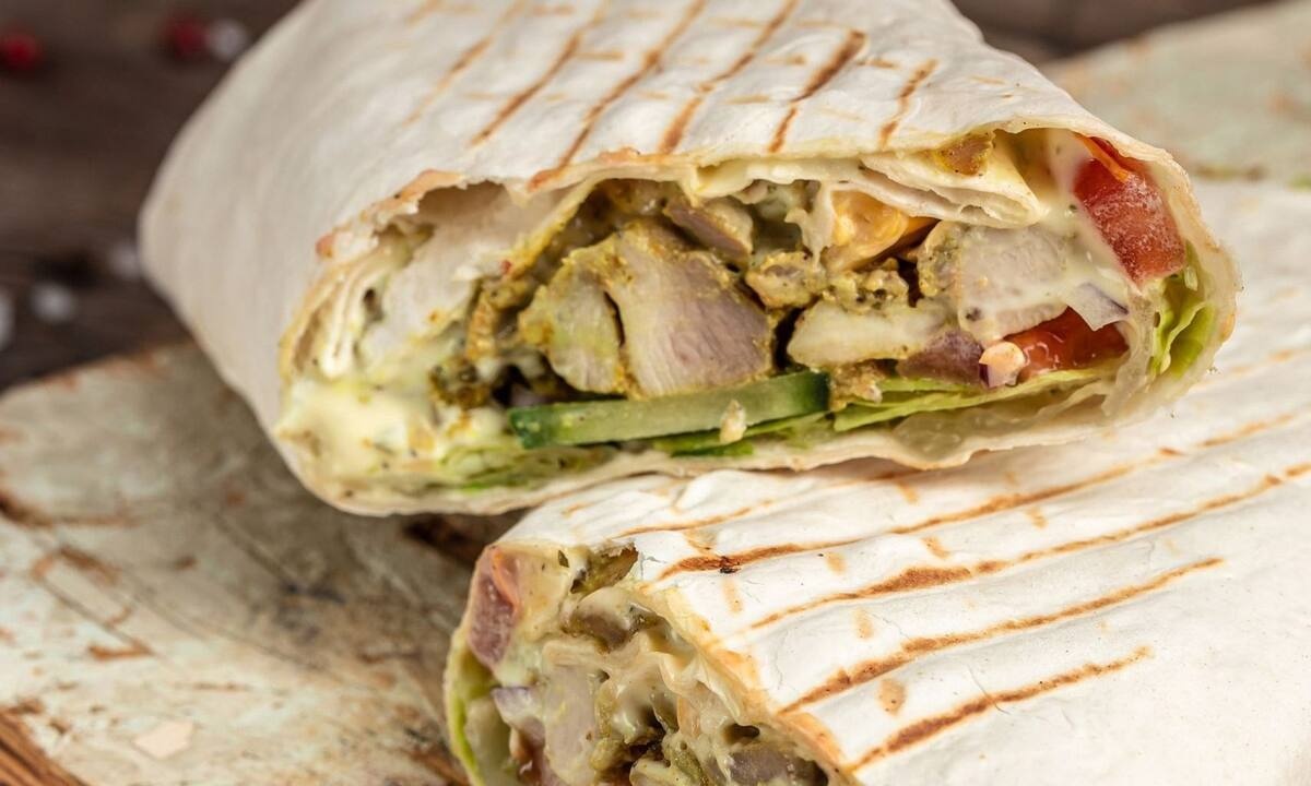 Τορτίγια με κοτοσαλάτα - Ιδανικό σνακ για την παραλία