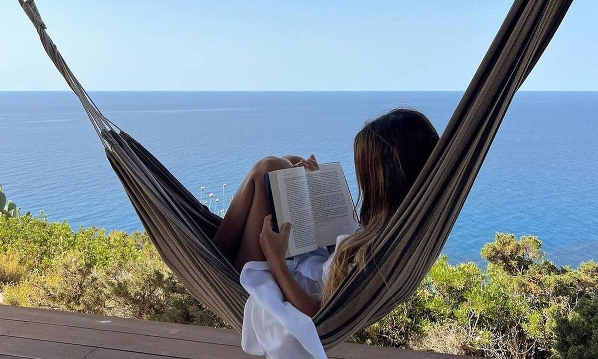 6 βιβλία που θα σου κρατήσουν την καλύτερη «παρέα» στην παραλία