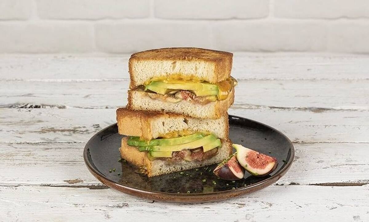 Grilled cheese με αβοκάντο και σύκα από τον Άκη Πετρετζίκη