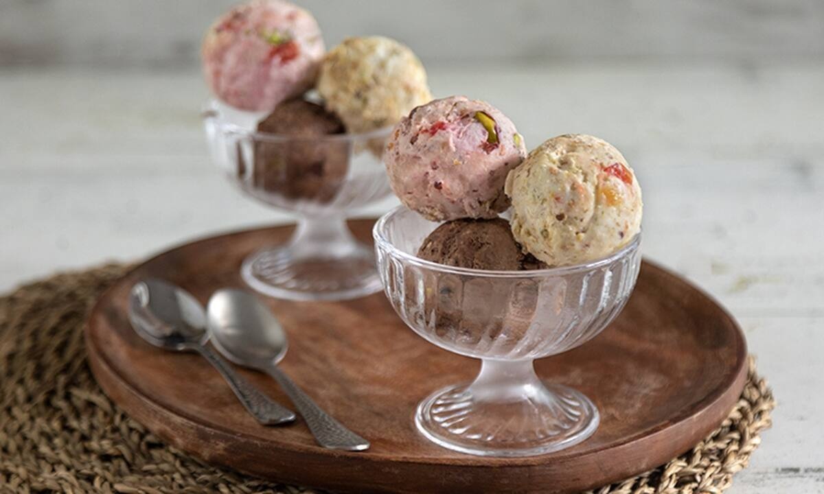 Εύκολο παγωτό παρφέ σε τρεις γεύσεις από τον Άκη Πετρετζίκη