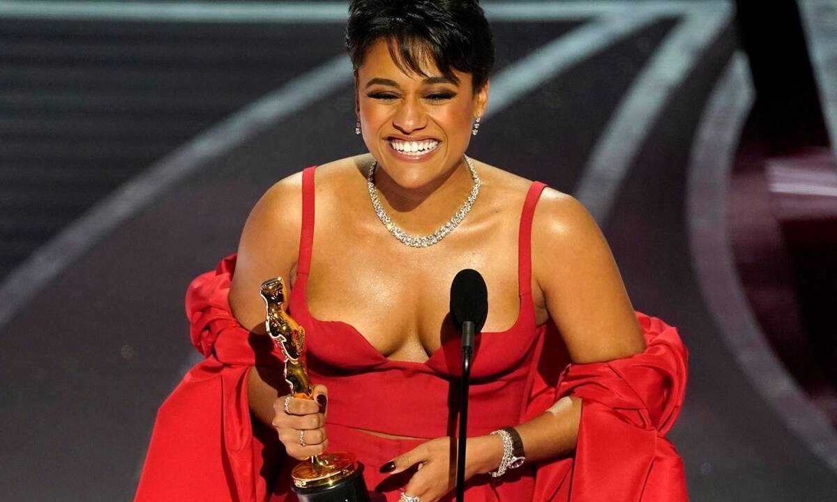 Ariana DeBose: H συγκινητική άγνωστη ιστορία της ηθοποιού