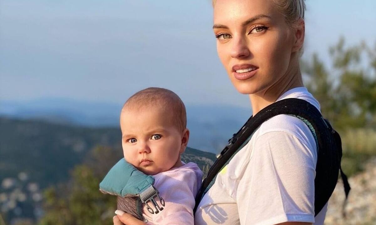 Τζούλια Νόβα: Απολαμβάνει το καλοκαίρι της στην Πάρο και κρατά αγκαλιά την πανέμορφη κόρη της!