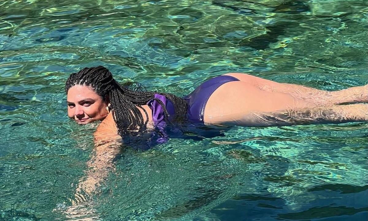 Η βουτιά της Δανάης Μπάρκα και η topless πόζα στη Σέριφο (video)