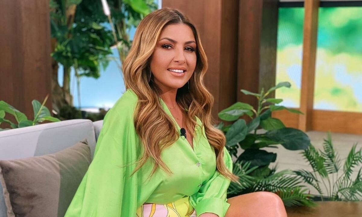 Έλενα Παπαρίζου: «Για να έχεις μια ισορροπία, πρέπει να θέλεις να μη ζεις όλη την ώρα στο δήθεν»