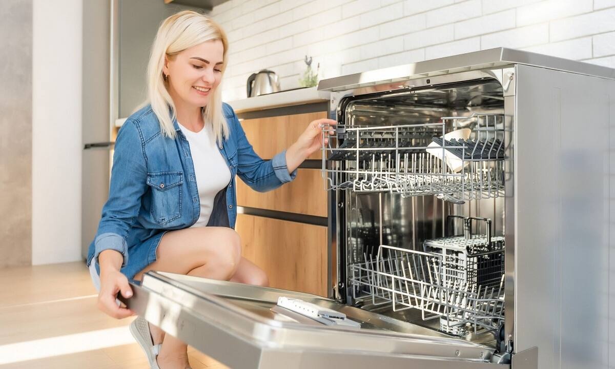 Δεν πρέπει να καθαρίζετε τα πιάτα πριν τα βάλετε στο πλυντήριο