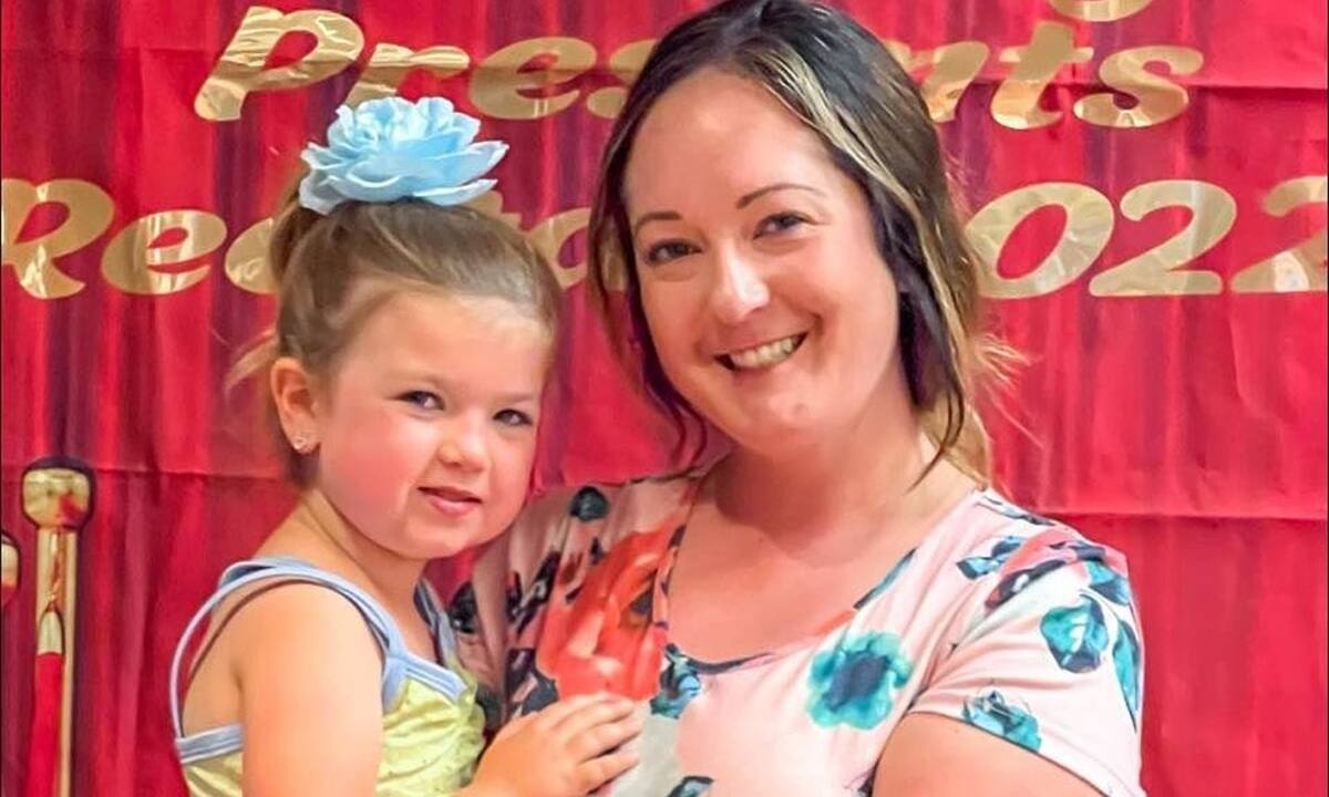 Η αντίδραση τρίχρονης ενώ παίζει baseball είναι ξεκαρδιστική