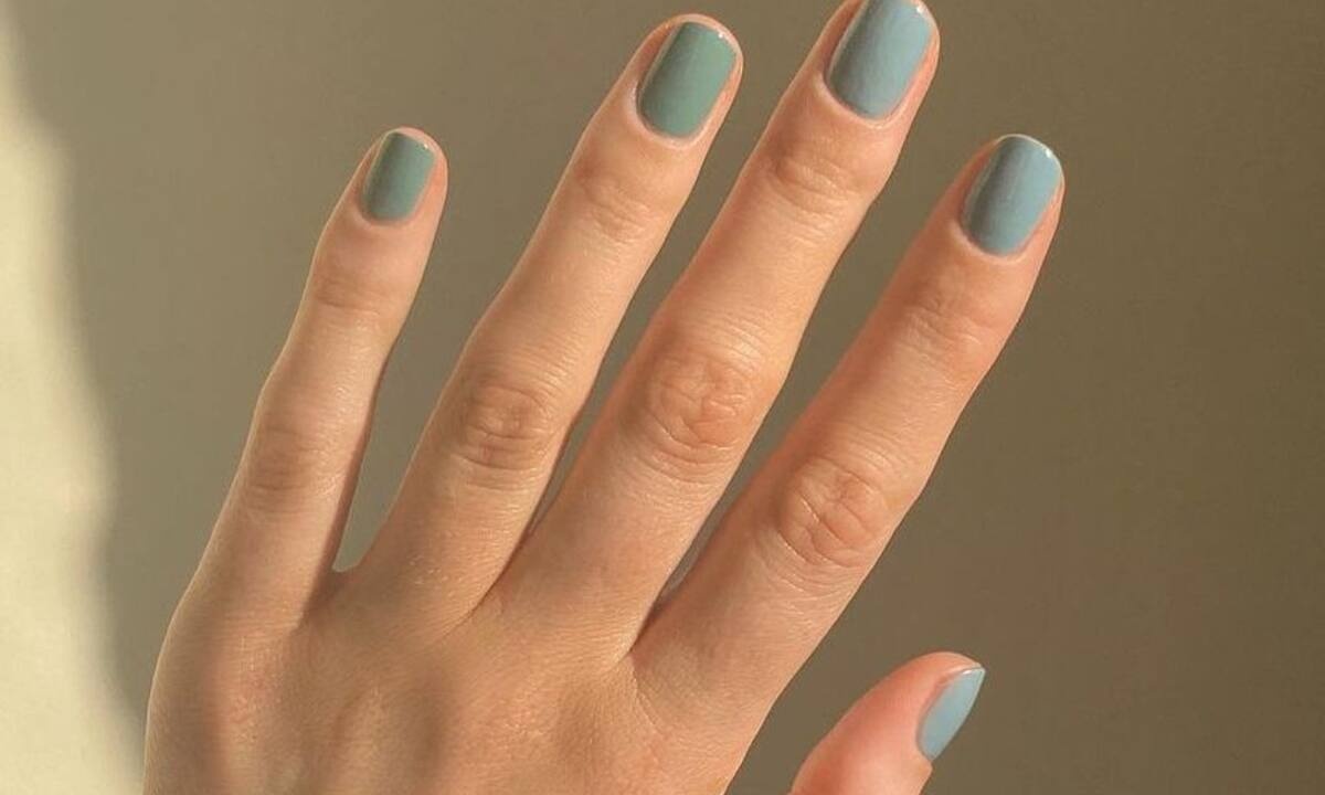 Αυτό το χρώμα ταιριάζει στα νύχια το φθινόπωρο (ειδικά όταν βρέχει) (photos)