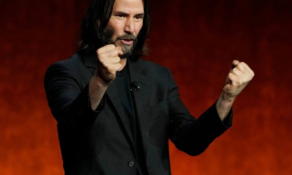 O Keanu Reeves λατρεύει τους γάμους και η πρόσφατη εμφάνισή του είναι απόδειξη