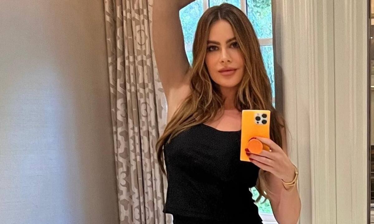 Η Sofía Vergara έκλεισε τα 50 και ποζάρει πιο hot από ποτέ