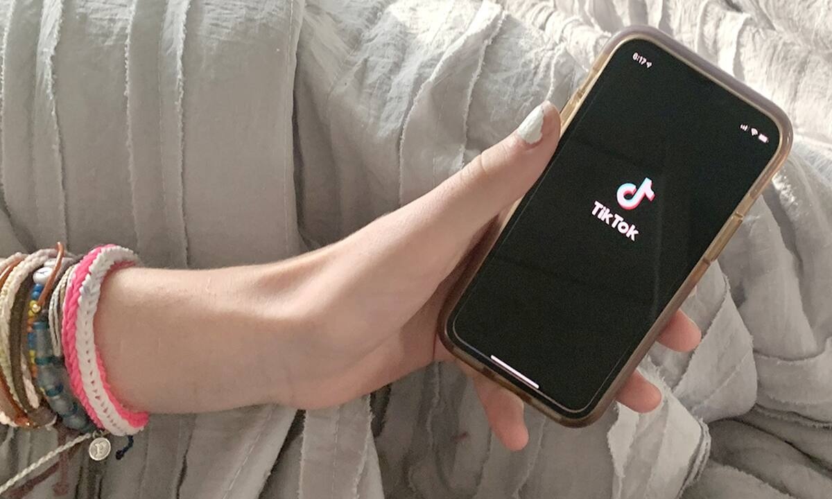 Το challenge «Teenage Dirtbag» επέστρεψε δυναμικά στο TikTok και ήδη οι μεγάλοι stars το τόλμησαν