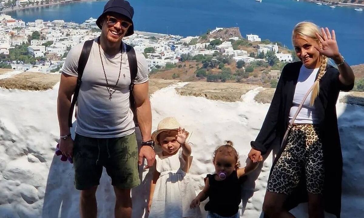 Βασιλική Μιλλούση: Η απίθανη πόζα με τις κόρες της και το σχόλιο της Βίκυς Καγιά