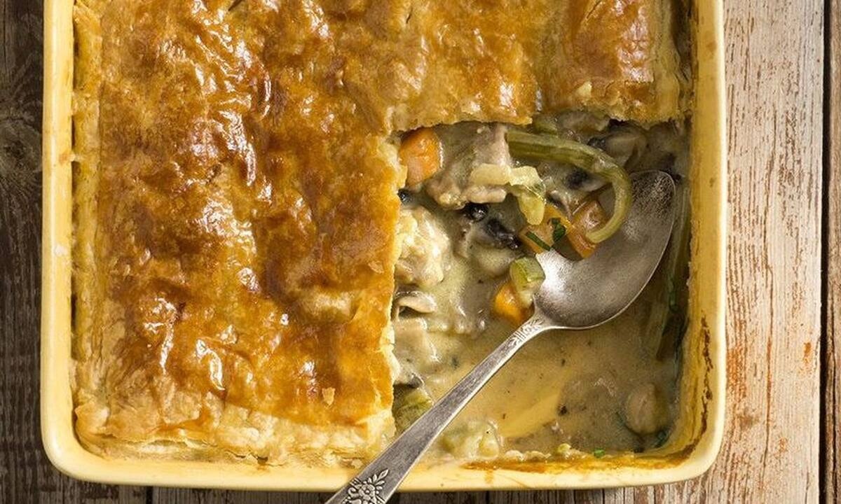 Πίτα με κοτόπουλο και λαχανικά από τον Άκη Πετρετζίκη