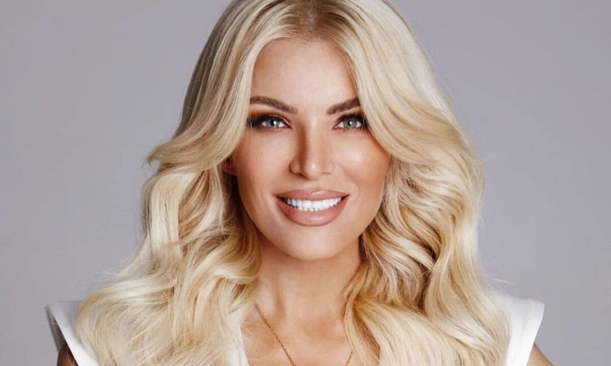 Κατερίνα Καινούργιου: Καλωσόρισε τον Σεπτέμβρη με το πιο «παραμυθένιο» φόρεμα που έχεις δει