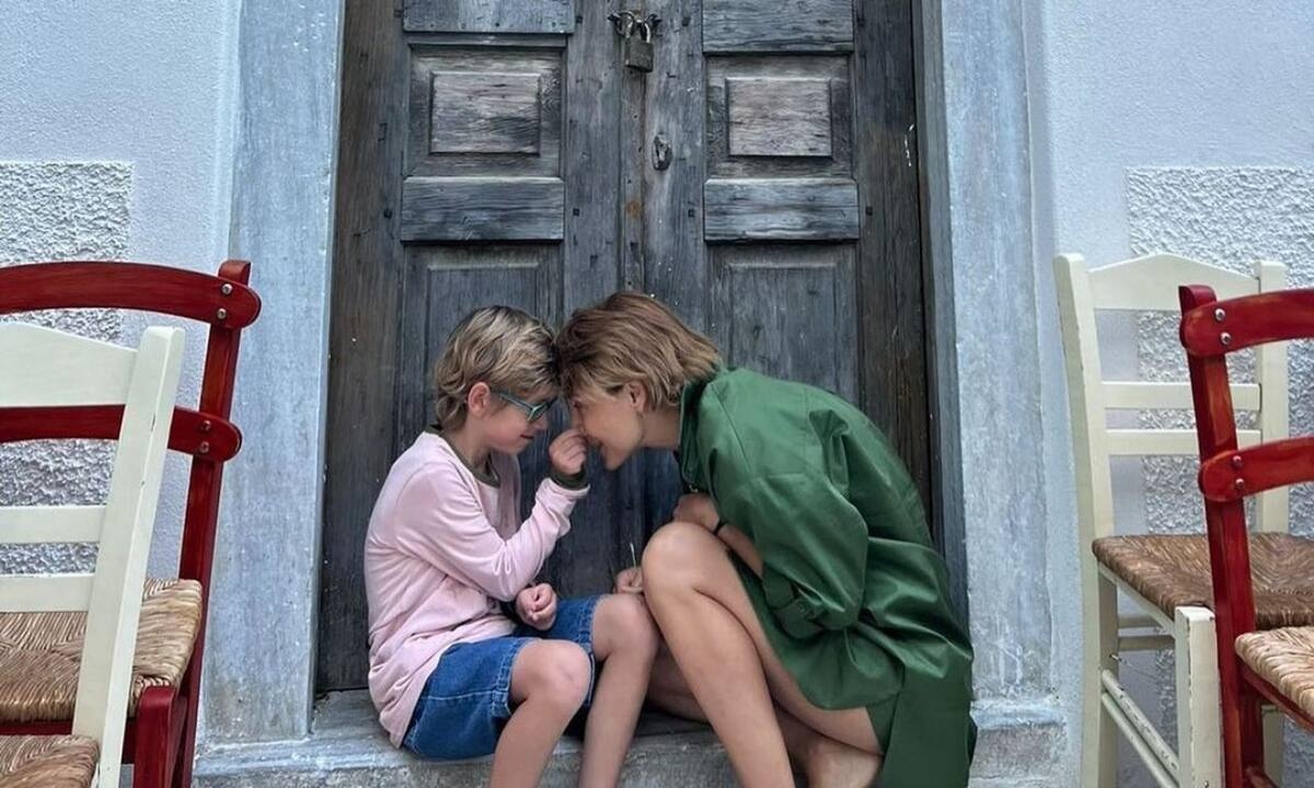 Ευδοκία Ρουμελιώτη: Το ταξίδι στην Αγγλία και οι φωτογραφίες του γιου της