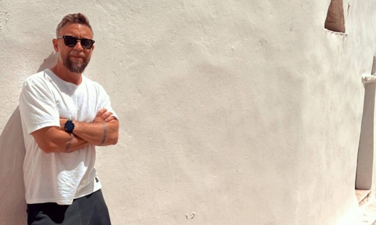 Γιάννης Βαρδής: «Πέρασαν 8 χρόνια. Ακόμα προσπαθώ να διαχειριστώ τον θάνατο του πατέρα μου»